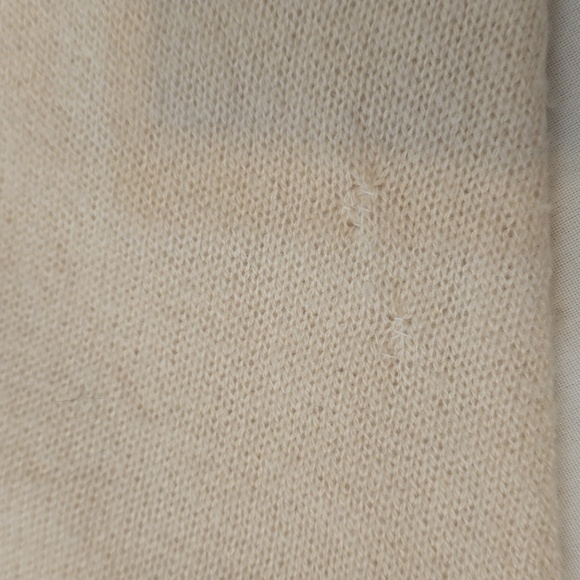 SKULL CREAM/IVORY  CASHMERE VNECK SWEATER SIZE SMALL - Picture 9 of 11